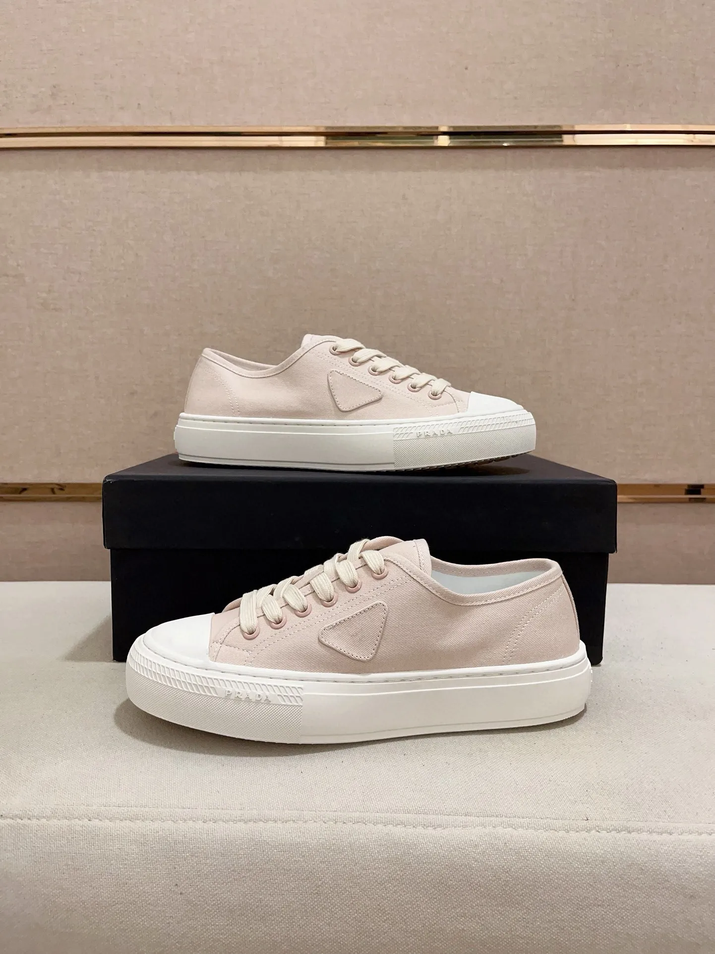 Men's shoes 💰 580💰 ✔️✔️✔️High-quality new PRADA counters are launched at the same time. The new men's shoes and 😘fabrics are selected from first-layer cowhide and are made by pure handicrafts. Lining: Full cowhide lining. 👍🏿 High-end ☄️ air-cushion molded anti-slip rubber outsole, exquisite lines, simple and elegant, comfortable and high-end for leisure travel. Code number: 38 to 44 (45 can be customized)